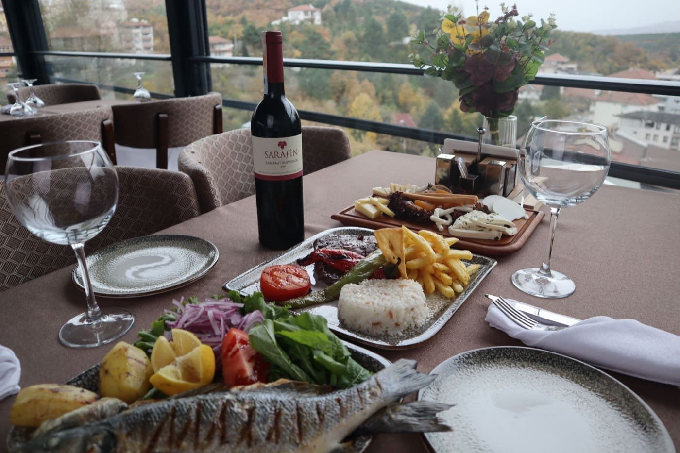 Pesce alla griglia impiattato
